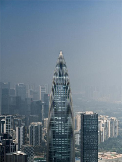 段落2：丰富的文化体验和旅游景点